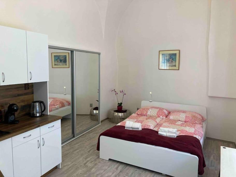 Studio In Gothic House, 50M To The Old Town Square Prague Exterior photo